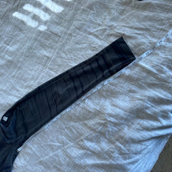 Vuori Daily Leggings in Dark Oregano Shibori Stripe No Size Tag - Picture 8 of 10